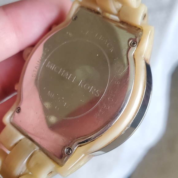 Michael Kors JetSet Champane Mother of Pearl Watch - Picture 4 of 5